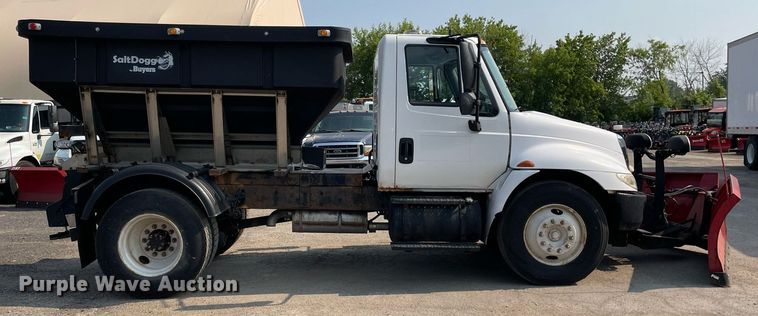 image for item DS8810 2004 International 4300  spreader truck