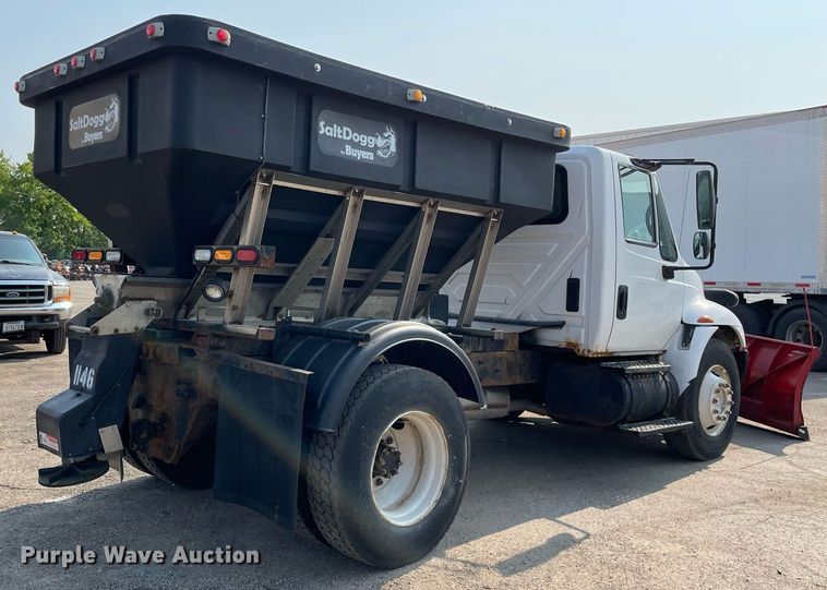 image for item DS8810 2004 International 4300  spreader truck