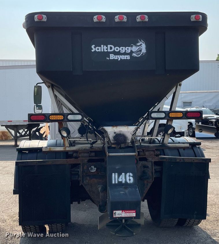 image for item DS8810 2004 International 4300  spreader truck