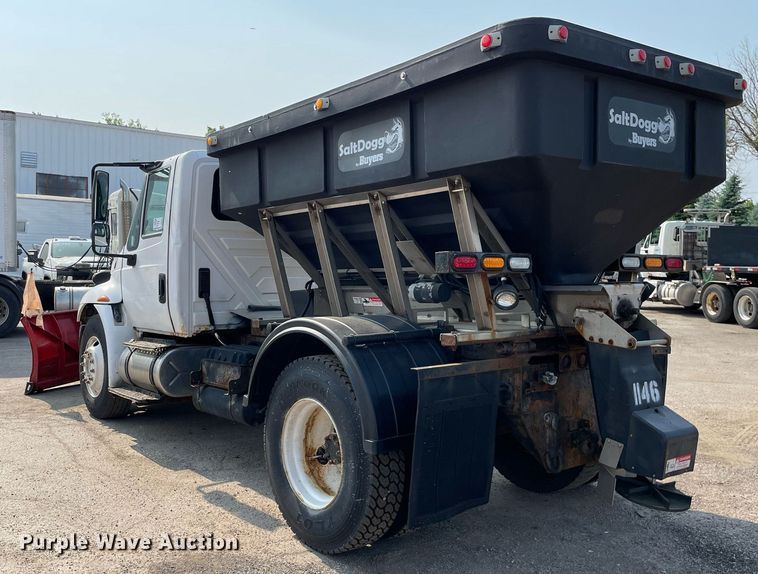 image for item DS8810 2004 International 4300  spreader truck