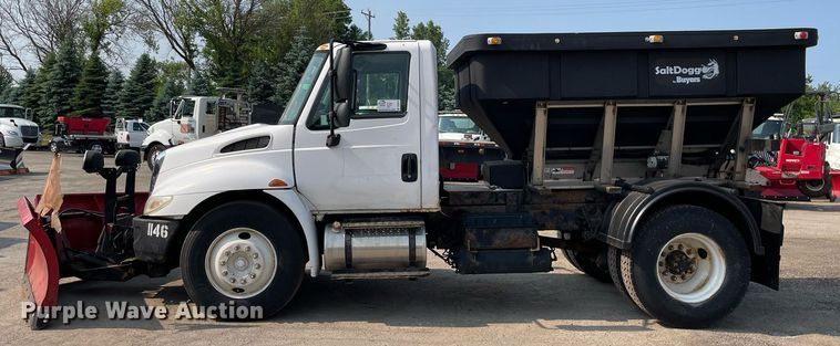 image for item DS8810 2004 International 4300  spreader truck