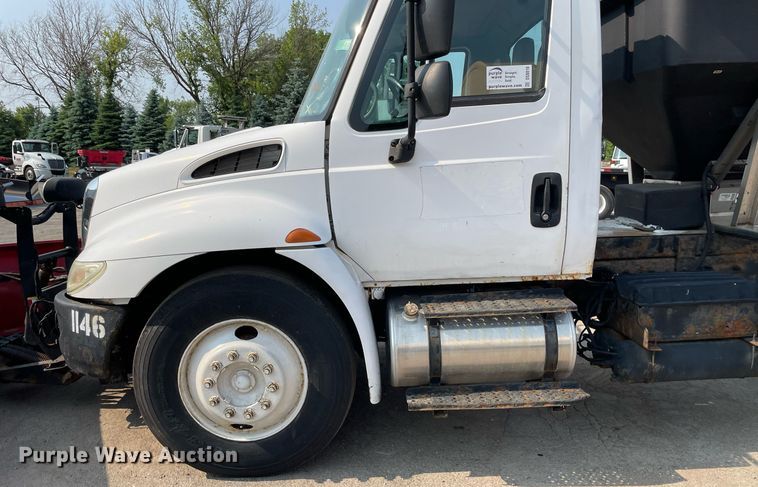 image for item DS8810 2004 International 4300  spreader truck