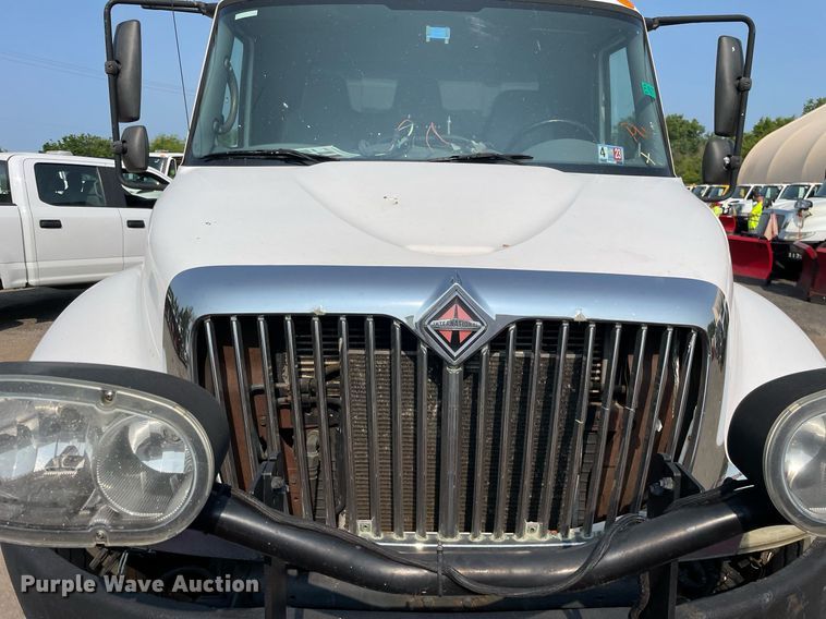 image for item DS8810 2004 International 4300  spreader truck