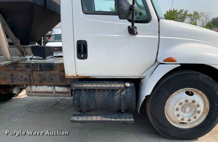 image for item DS8810 2004 International 4300  spreader truck