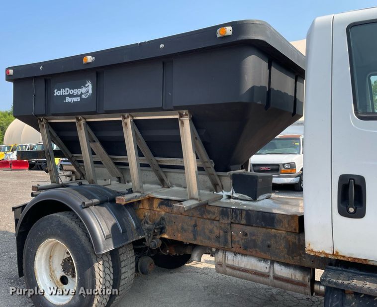 image for item DS8810 2004 International 4300  spreader truck