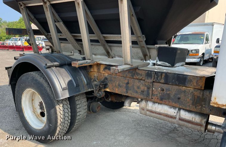 image for item DS8810 2004 International 4300  spreader truck