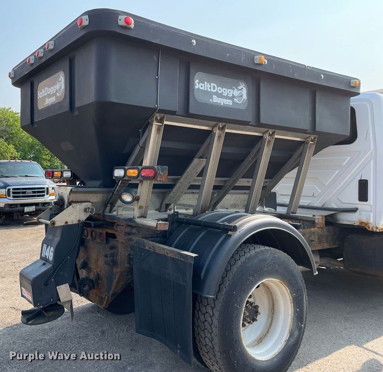 image for item DS8810 2004 International 4300  spreader truck