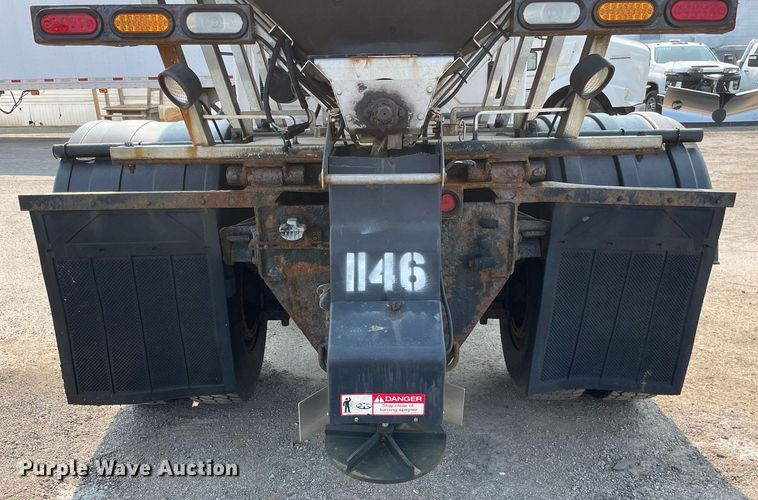 image for item DS8810 2004 International 4300  spreader truck