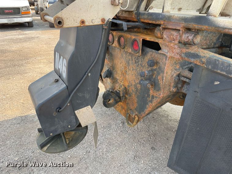 image for item DS8810 2004 International 4300  spreader truck