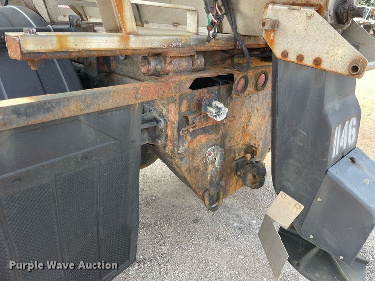 image for item DS8810 2004 International 4300  spreader truck