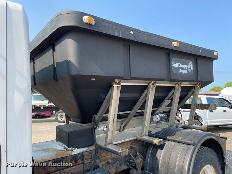 image for item DS8810 2004 International 4300  spreader truck