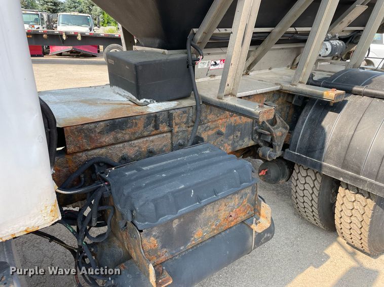 image for item DS8810 2004 International 4300  spreader truck