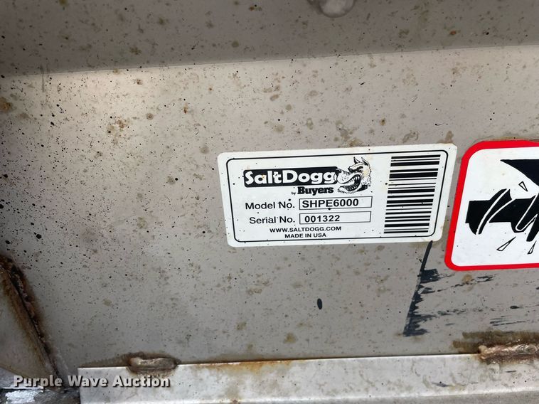 image for item DS8810 2004 International 4300  spreader truck