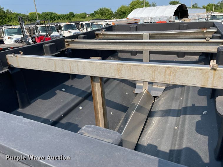 image for item DS8810 2004 International 4300  spreader truck