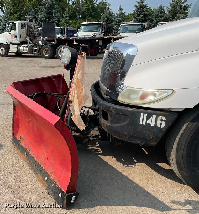 image for item DS8810 2004 International 4300  spreader truck