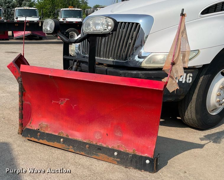 image for item DS8810 2004 International 4300  spreader truck