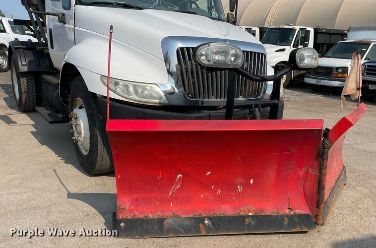 image for item DS8810 2004 International 4300  spreader truck