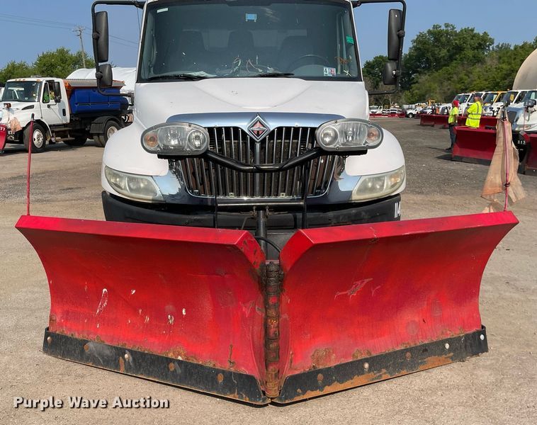 image for item DS8810 2004 International 4300  spreader truck