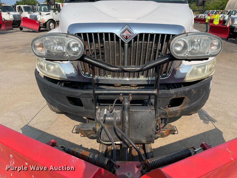 image for item DS8810 2004 International 4300  spreader truck