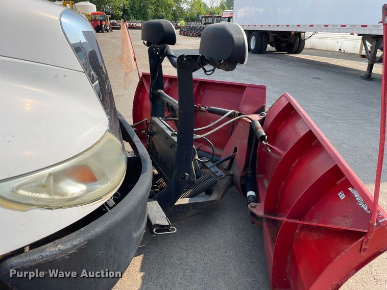 image for item DS8810 2004 International 4300  spreader truck