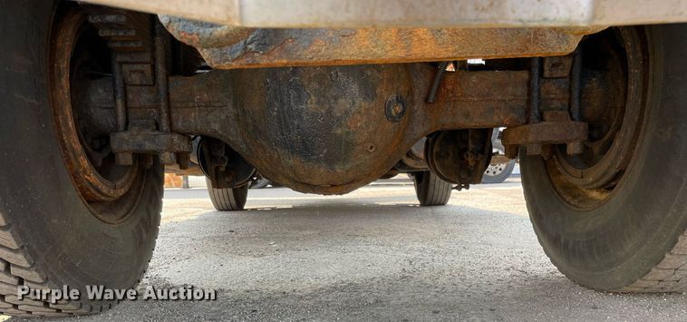 image for item DS8810 2004 International 4300  spreader truck