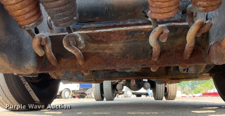 image for item DS8810 2004 International 4300  spreader truck