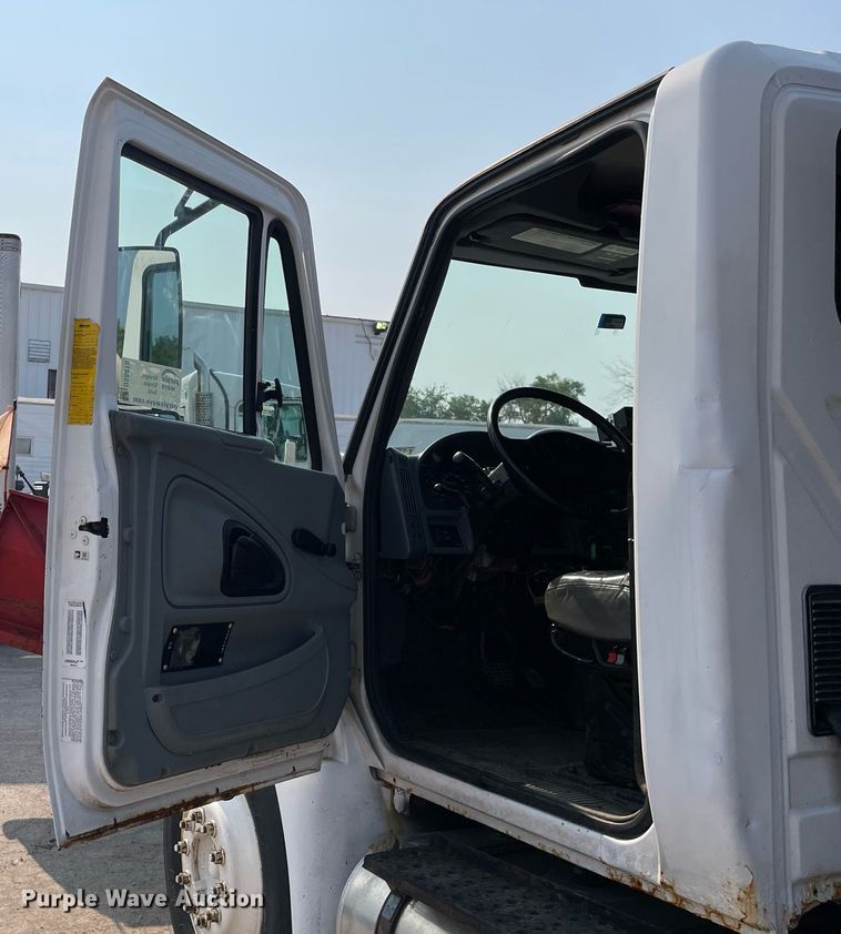 image for item DS8810 2004 International 4300  spreader truck