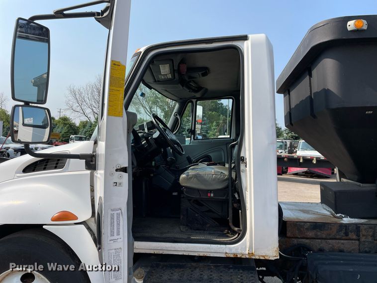 image for item DS8810 2004 International 4300  spreader truck