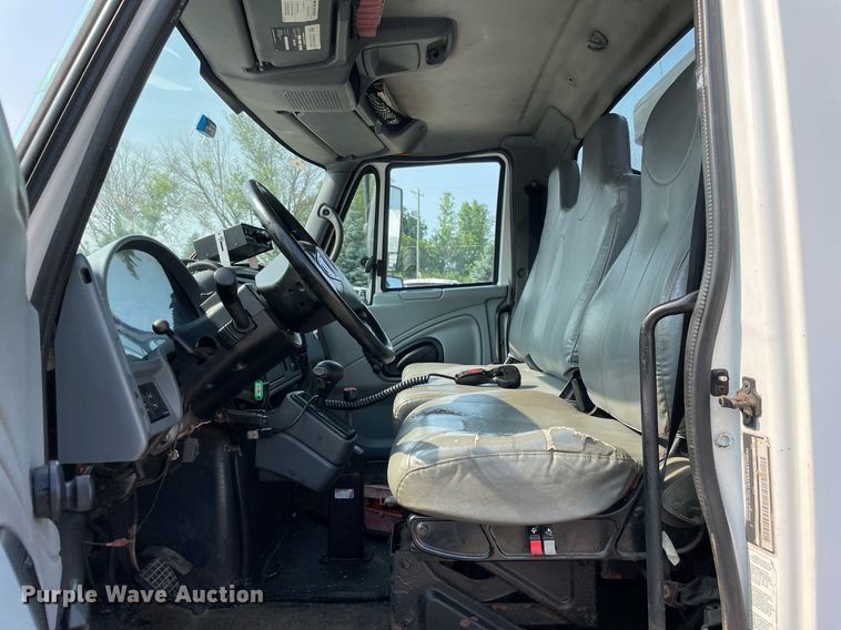 image for item DS8810 2004 International 4300  spreader truck