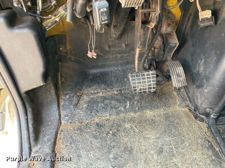 image for item DS8810 2004 International 4300  spreader truck