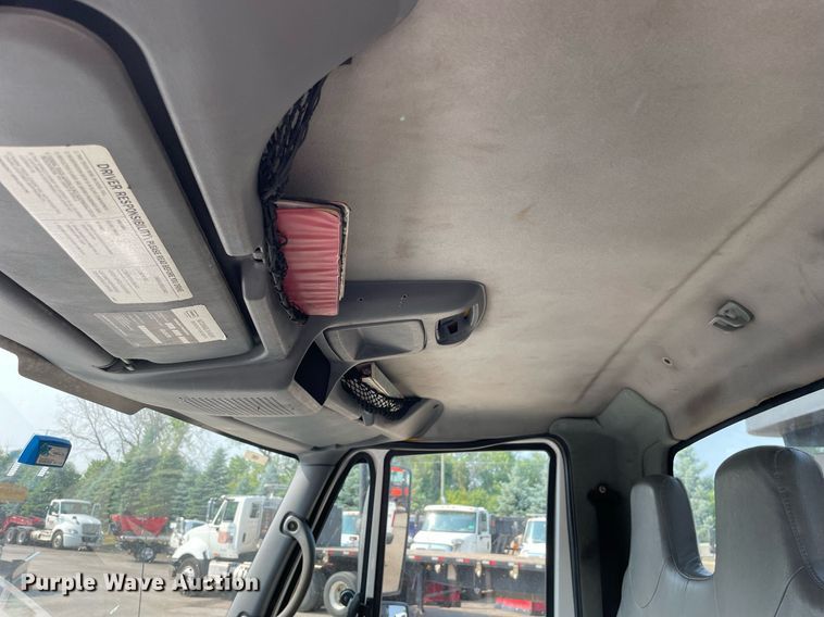 image for item DS8810 2004 International 4300  spreader truck