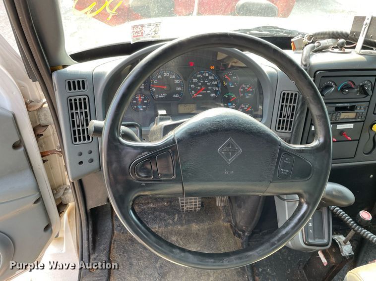 image for item DS8810 2004 International 4300  spreader truck