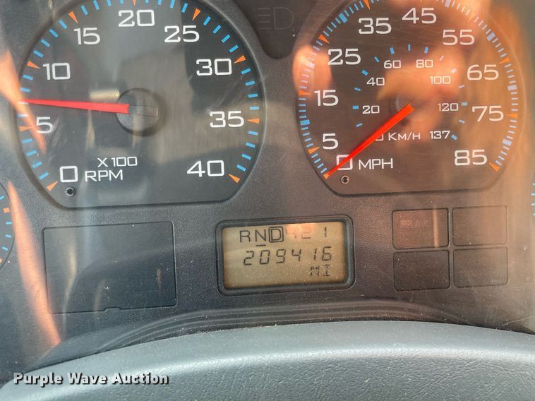 image for item DS8810 2004 International 4300  spreader truck