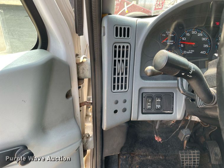 image for item DS8810 2004 International 4300  spreader truck