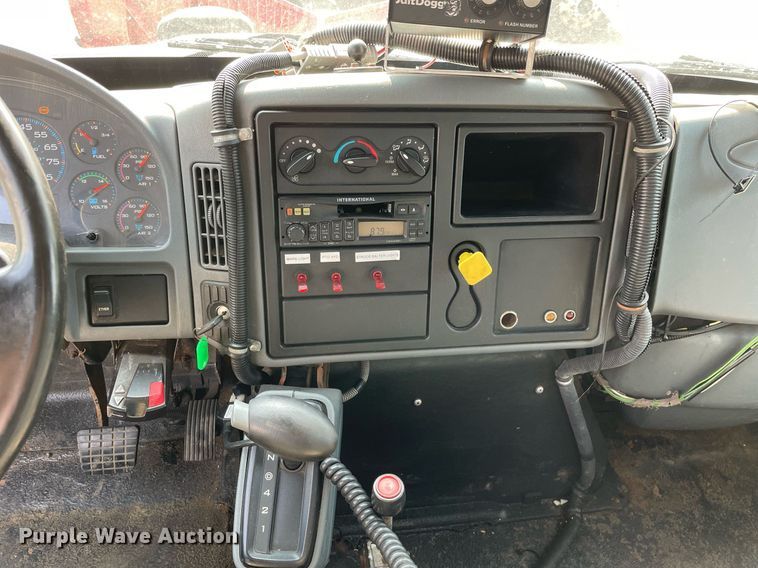 image for item DS8810 2004 International 4300  spreader truck