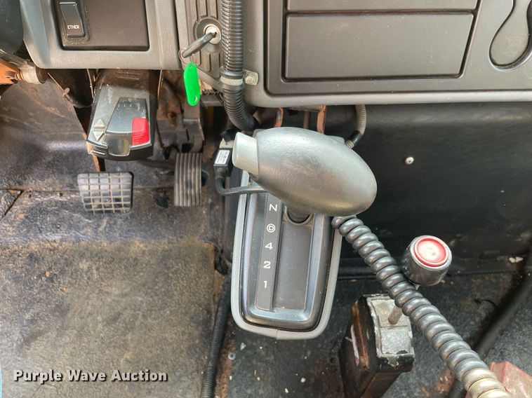 image for item DS8810 2004 International 4300  spreader truck