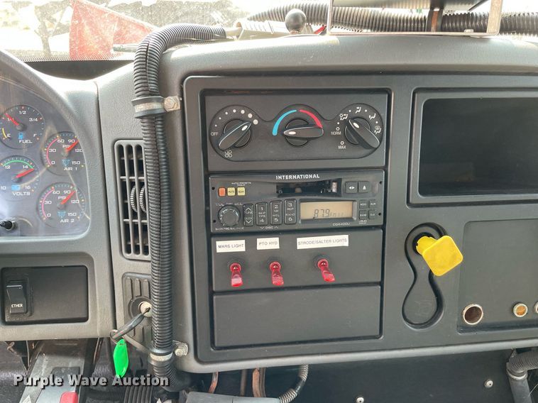 image for item DS8810 2004 International 4300  spreader truck