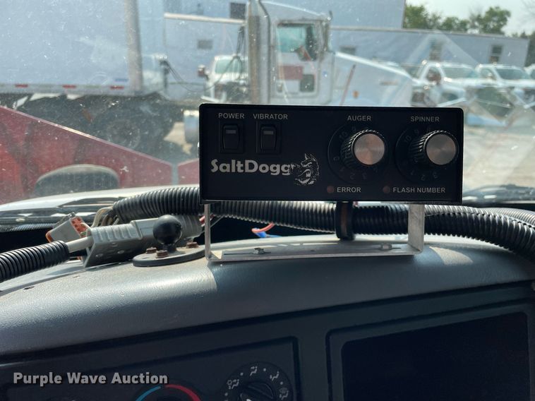 image for item DS8810 2004 International 4300  spreader truck