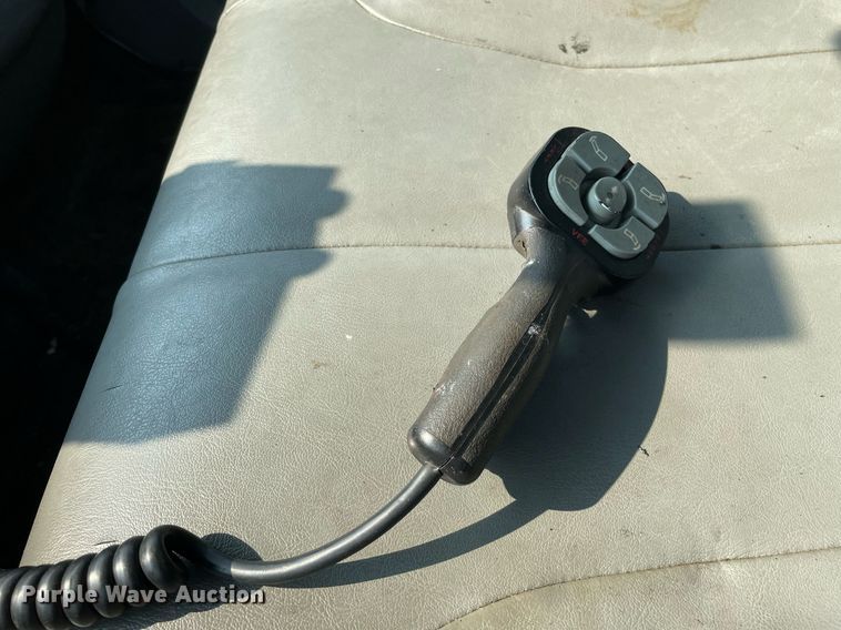 image for item DS8810 2004 International 4300  spreader truck