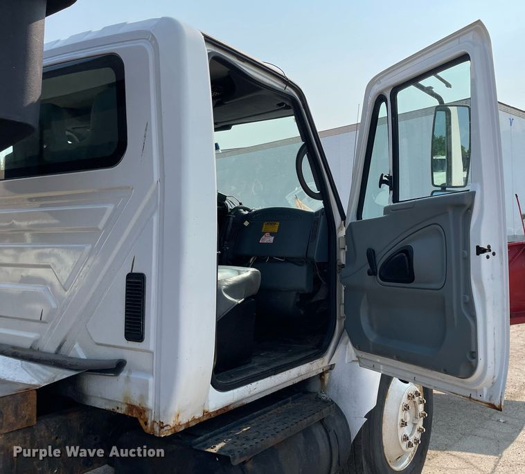 image for item DS8810 2004 International 4300  spreader truck