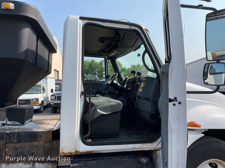 image for item DS8810 2004 International 4300  spreader truck