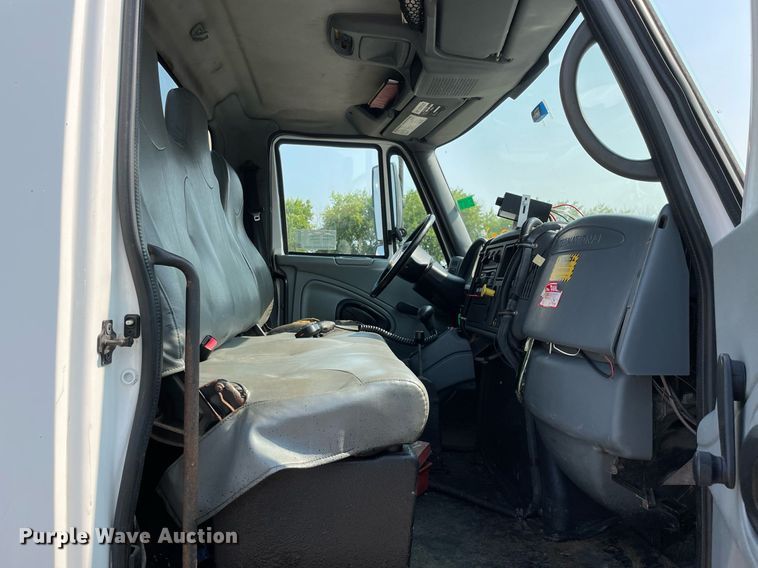 image for item DS8810 2004 International 4300  spreader truck