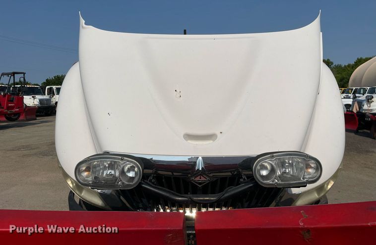 image for item DS8810 2004 International 4300  spreader truck