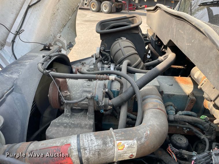 image for item DS8810 2004 International 4300  spreader truck