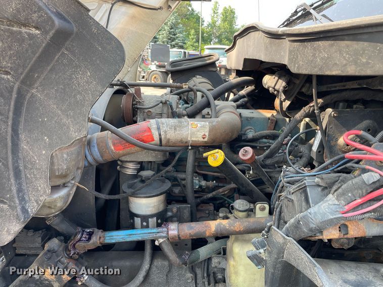 image for item DS8810 2004 International 4300  spreader truck