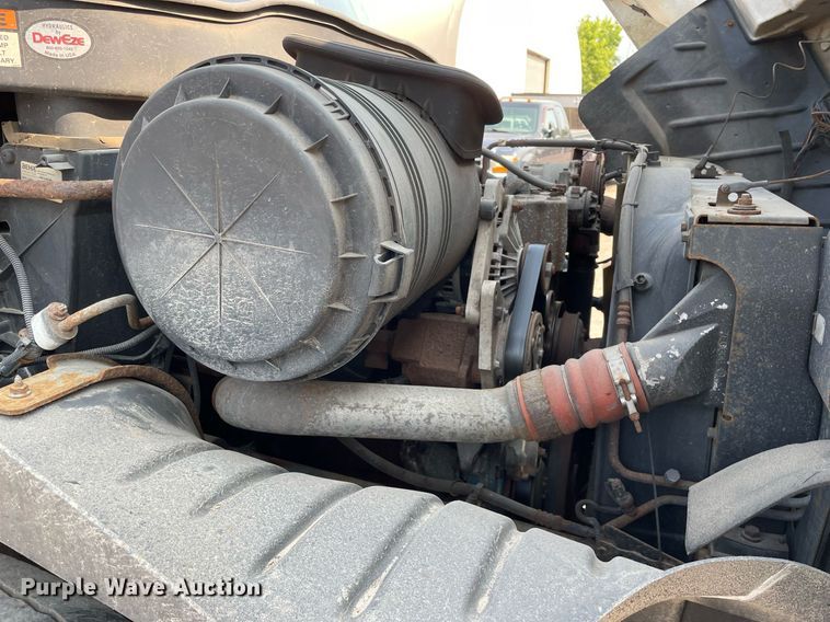 image for item DS8810 2004 International 4300  spreader truck