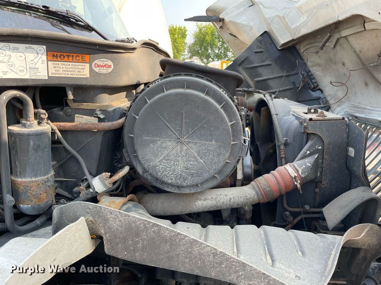 image for item DS8810 2004 International 4300  spreader truck