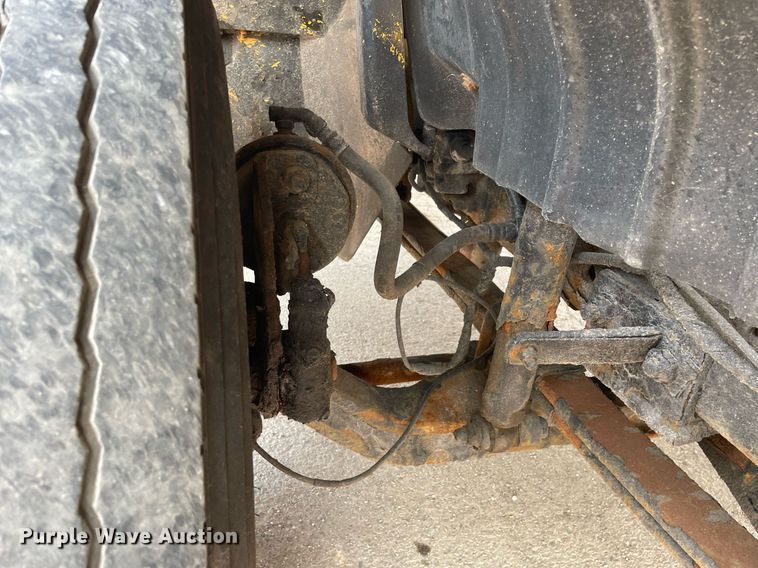 image for item DS8810 2004 International 4300  spreader truck