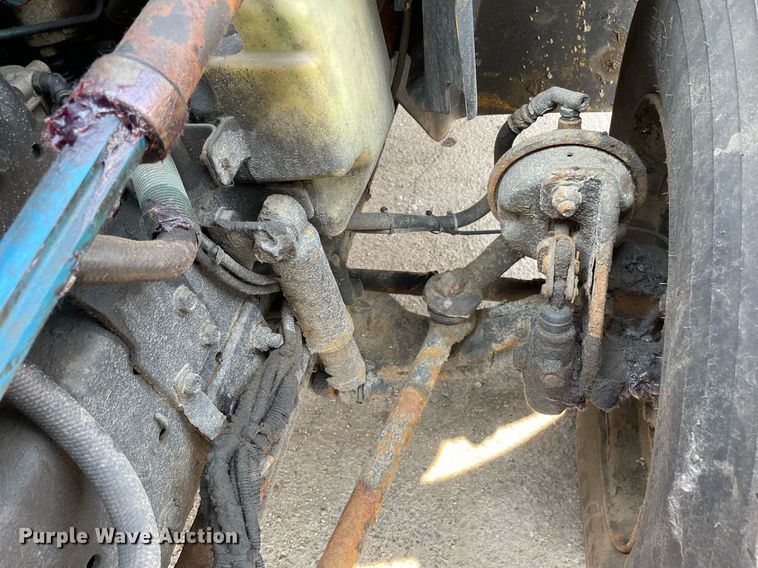 image for item DS8810 2004 International 4300  spreader truck