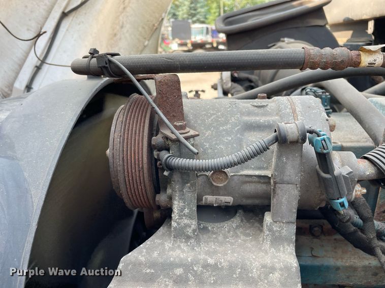 image for item DS8810 2004 International 4300  spreader truck